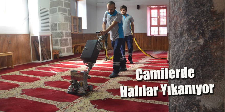Camilerde Halılar Yıkanıyor