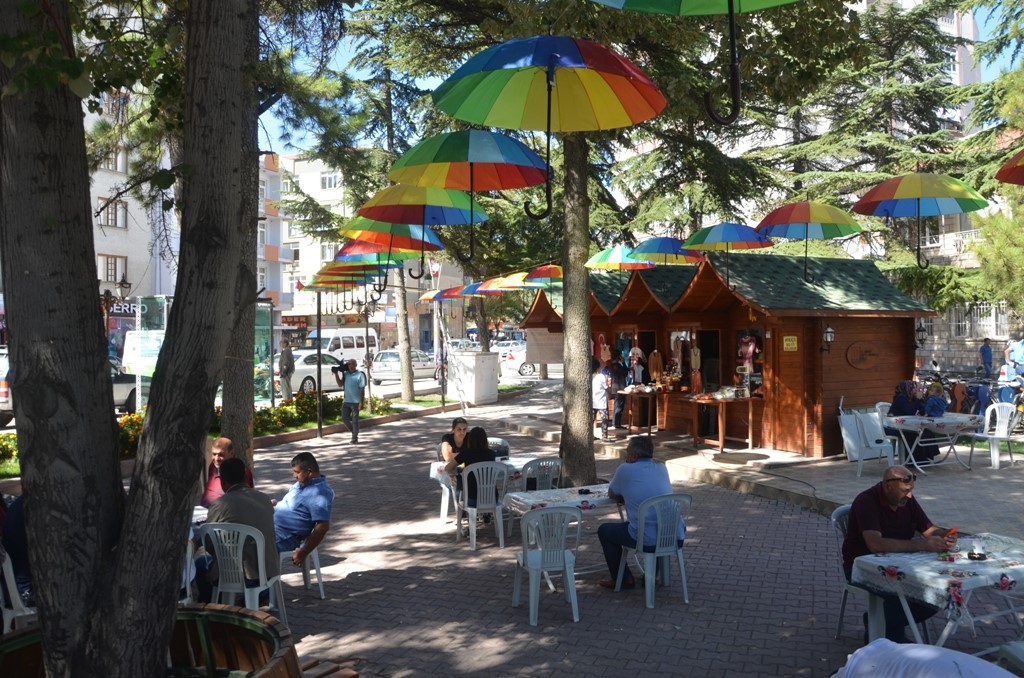 RENGARENK ŞEMSİYELERLE GÖRSEL ŞÖLEN