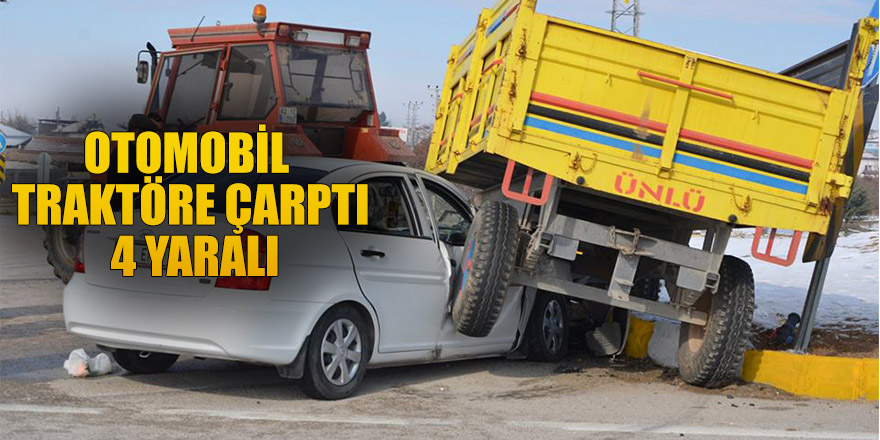 Otomobil Traktöre Çarptı: 4 Yaralı