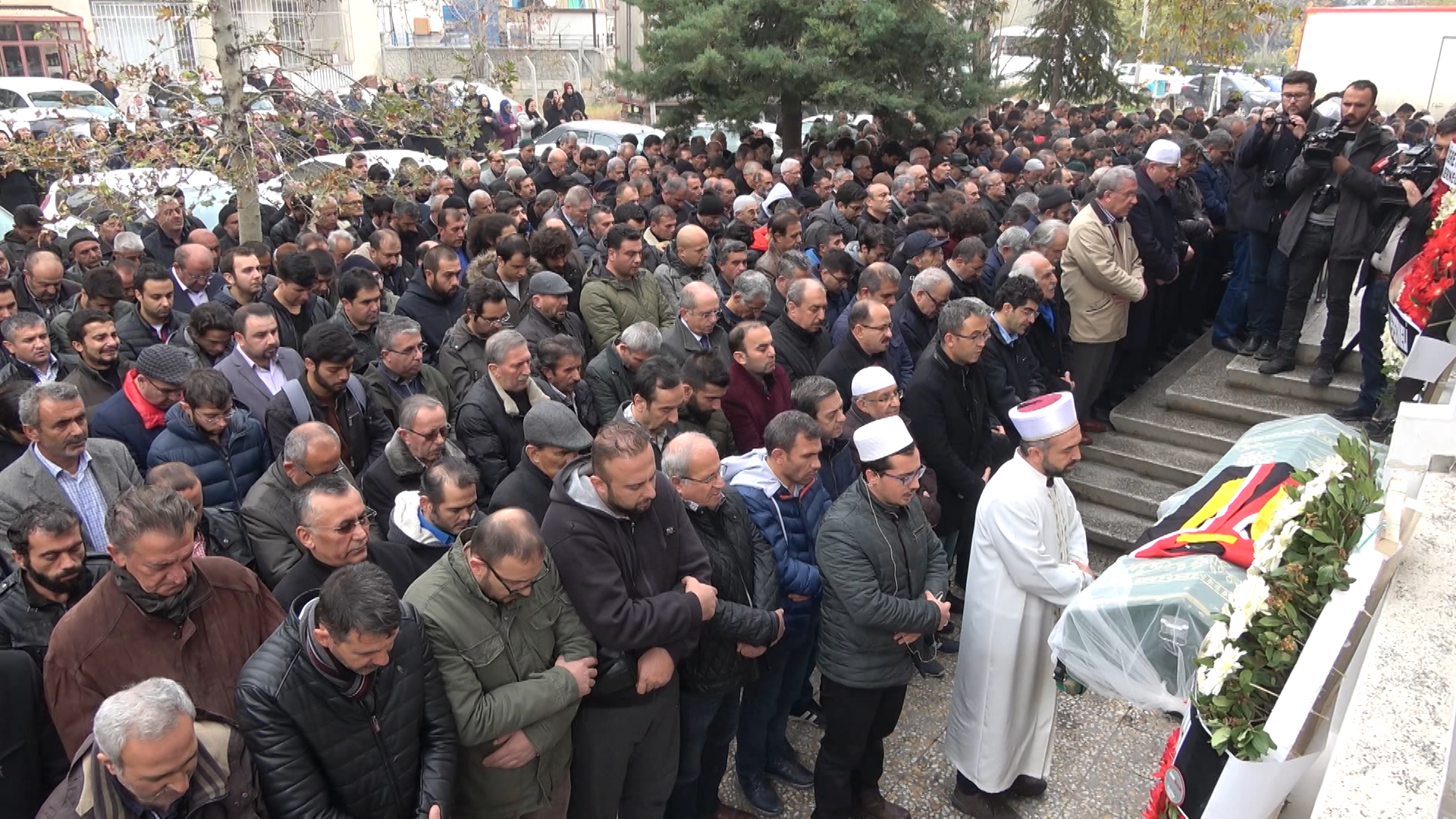 ODTÜ'lü İrem, duvak ve mezuniyet cübbesiyle son yolculuğuna uğurlandı