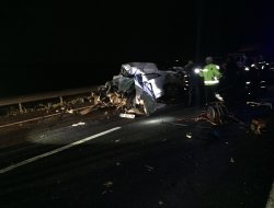 TIR’a  çarpan otomobilin sürücüsü öldü