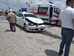 Otomobiller çarpıştı: 8 yaralı