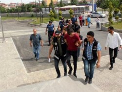 Kargoyla uyuşturucuya 5 gözaltı