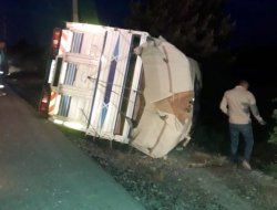 Kamyonet devrildi: 2 yaralı