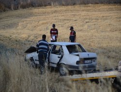 Otomobil tarlaya uçtu: 2 yaralı