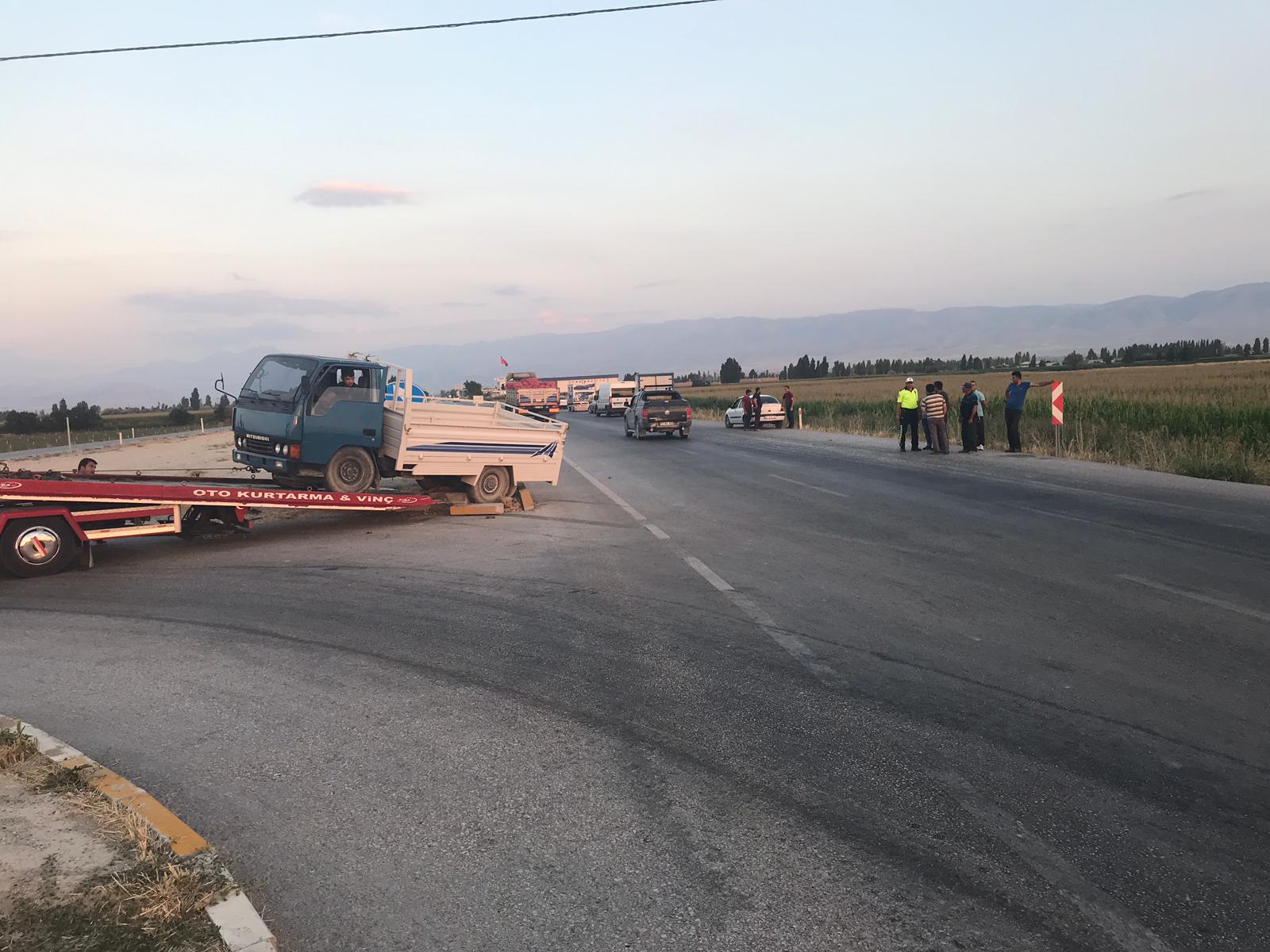 Kamyonetler çarpıştı 1 hafif yaralı