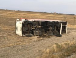 Kamyon devrildi:  1 yaralı