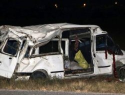 Minibüs takla attı: 14 yaralı
