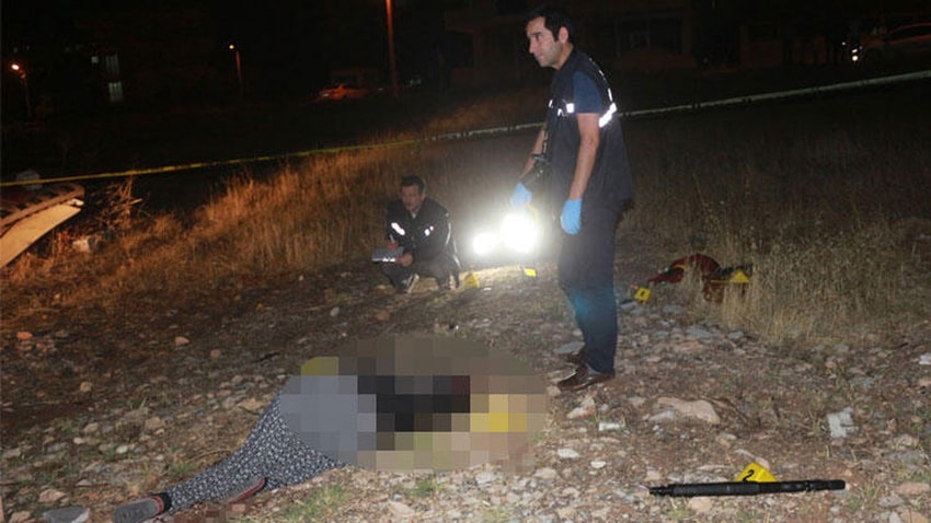 İki kadın boş arazide ölü bulundu