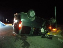 Hafif ticari araç takla attı: 3 yaralı