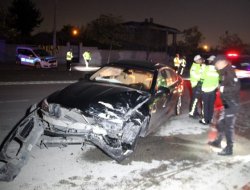 Polis aracına otomobil çarptı: 3 yaralı