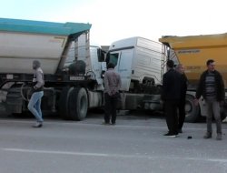 Tır, tırla çarpıştı: 1 yaralı