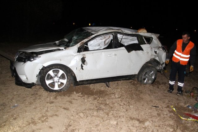 Otomobil tarlaya uçtu: 4 yaralı