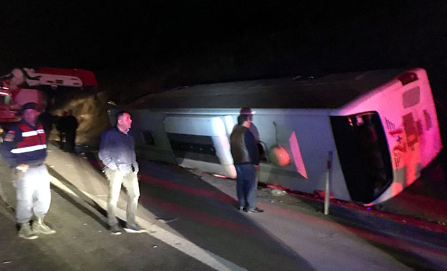 Yolcu otobüsü devrildi: 25 yaralı