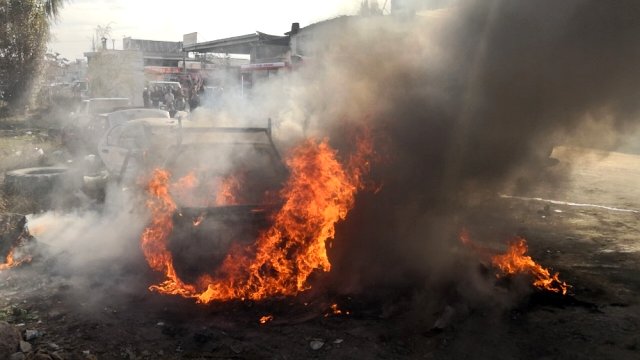 Hurda araçlar alev alev yandı