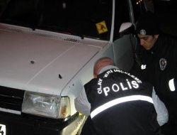 Seyir halindeki otomobile kurşunlandı