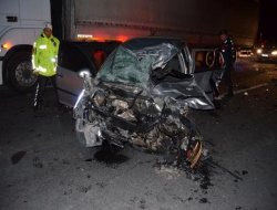 Otomobil tır'a çarptı 1 ölü, 4 yaralı