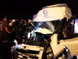 Minibüs, kamyona çarptı: 13 yaralı