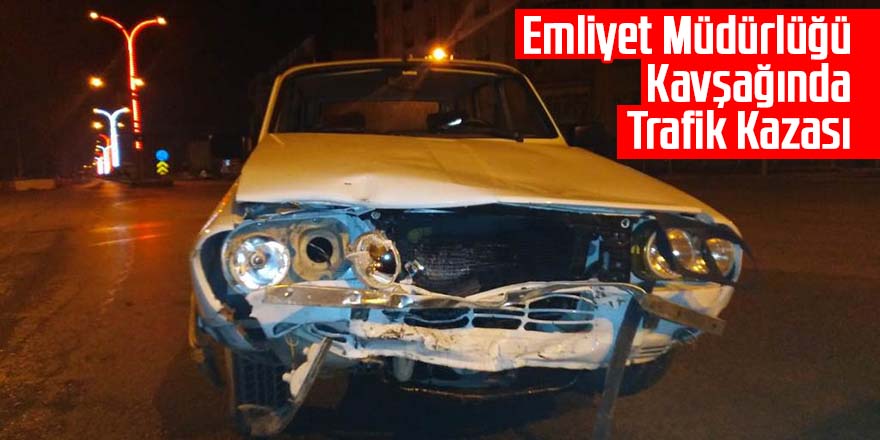 Emniyet kavşağında iki otomobil çarpıştı