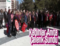 Kadınlar Anıta Çelenk Sundu