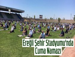 Cuma namazı, maske ve sosyal mesafeyle kılındı