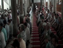 İlk cuma namazında camiler dolup taştı