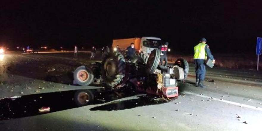 Devrilen traktörden yola savruldu, kamyon altında kalıp öldü