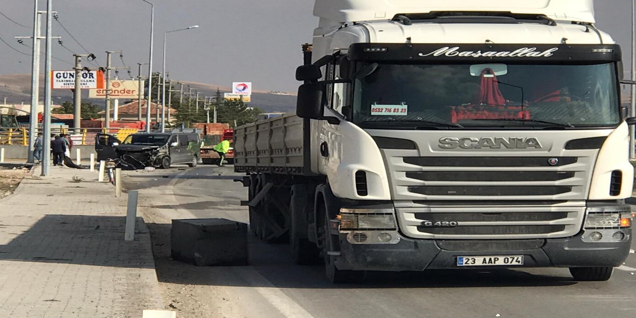 Türkmen kavşağında minibüs ile tır çarpıştı