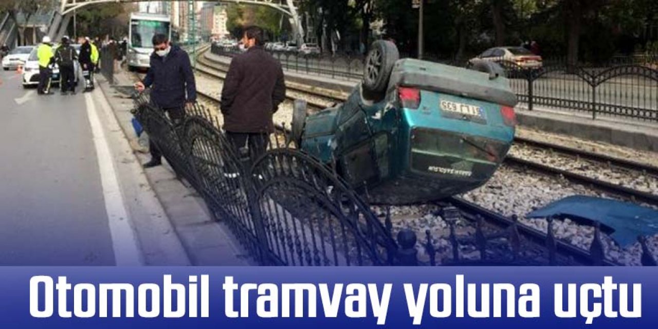 Otomobil tramvay yoluna takla attı