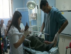 Ayağı kesilen işçi ağaçta mahsur kaldı!