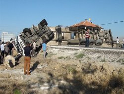 Devrilen tır yolu trafiğe kapattı