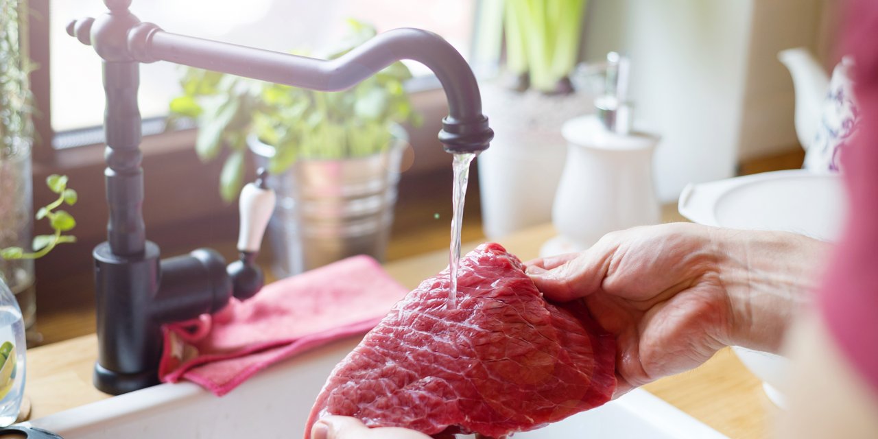 Etin Yıkanması Bakteri Yayılımına Neden Olur mu!