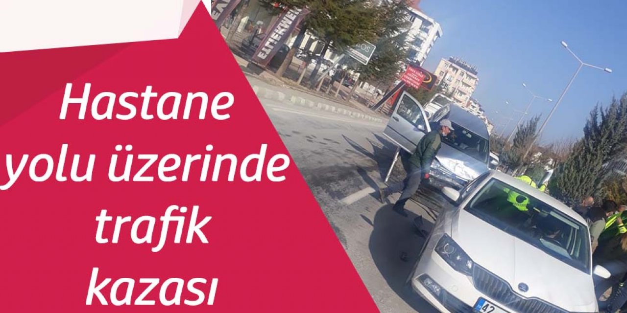 HASTANE YOLUNDA TRAFİK KAZASI; 4 YARALI