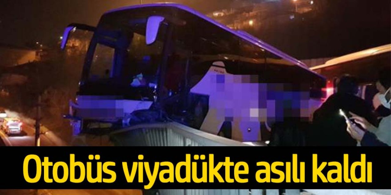 Otoyolunda kontrolden çıkan yolcu otobüsü viyadükte asılı kaldı