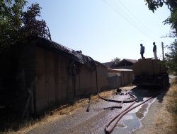 Ahırda çıkan yangın paniğe sebep oldu