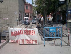 Kapatılan yol trafiği durma noktasına getiriyor!