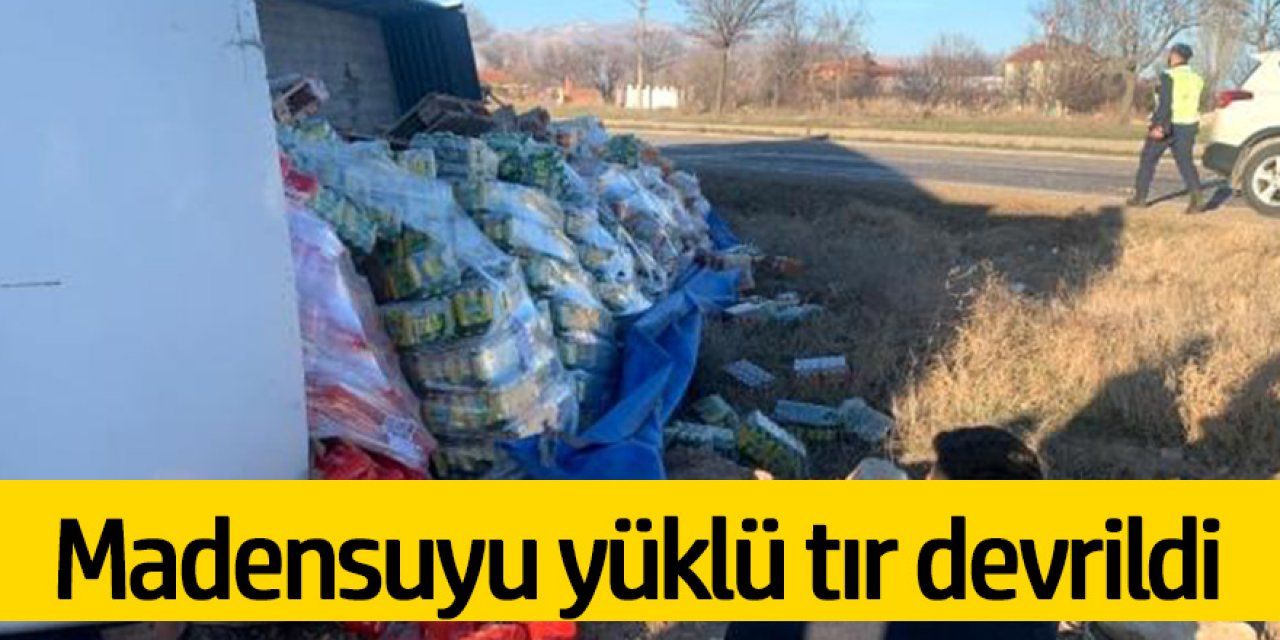 Madensuyu yüklü tır devrildi, tonlarca madensuyu araziye saçıldı