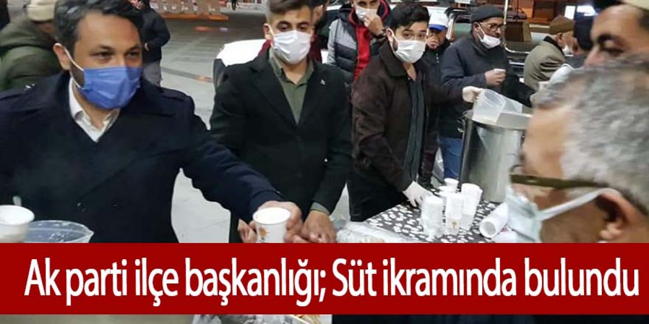 Ereğli'de Ak parti ilçe başkanlığı; Cami çıkışında süt ikram etti.