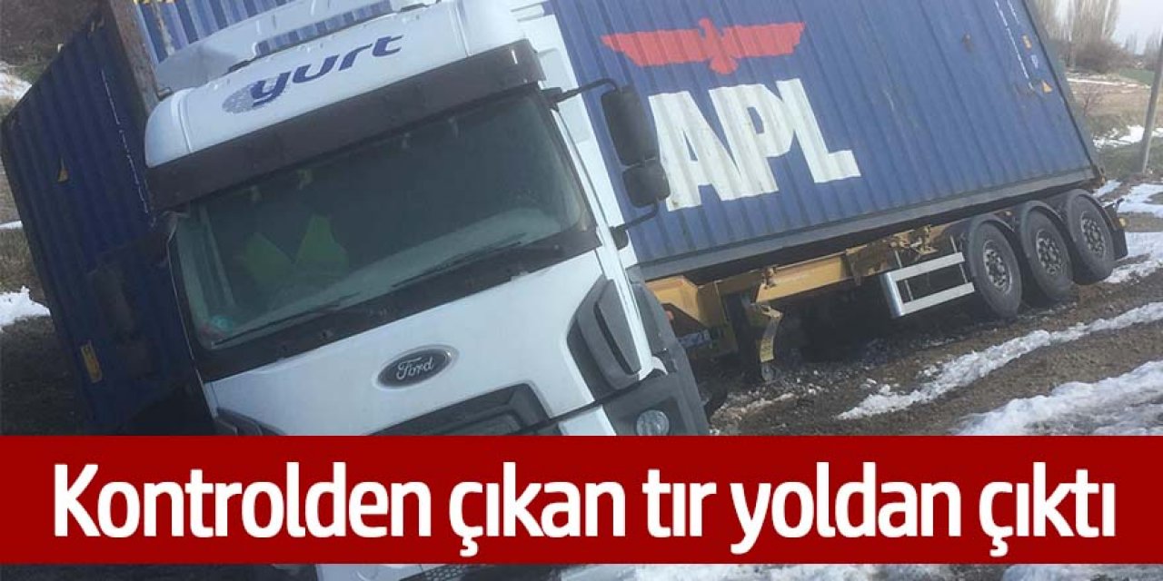 BUZLANMA NEDENİYLE TIR YOLDAN ÇIKTI