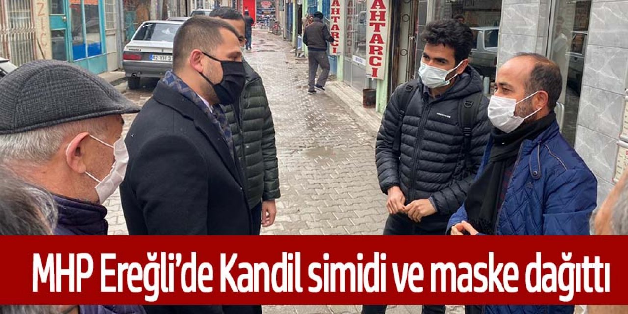 Başkan Yılmaz vatandaşa kandil simidi ve maske dağıttı