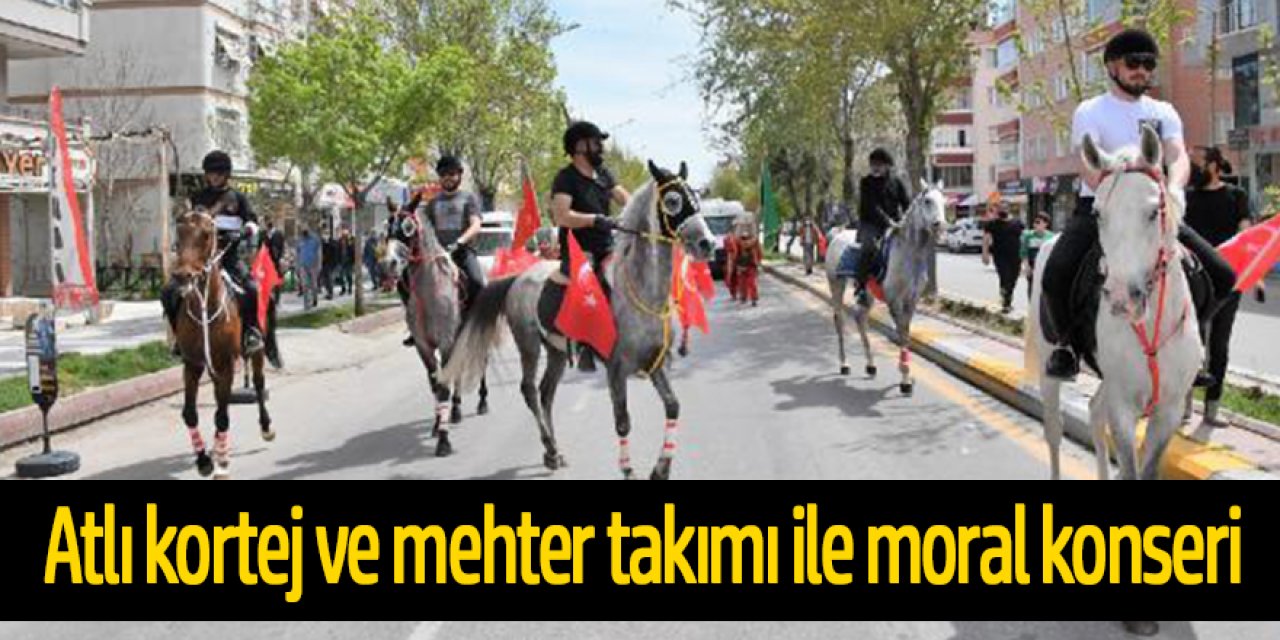 AKSARAY'DA KISITLAMADA EVDE KALANLARA MEHTER KONSERİ