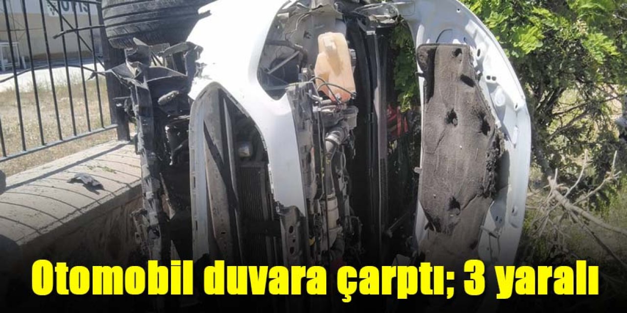 KONTROLDEN ÇIKAN OTOMOBİL YOL KENARINDAKİ AVLU DUVARINA ÇARPTI; 3 YARALI