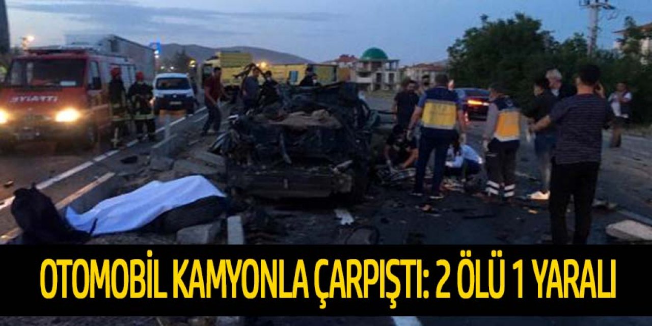  OTOMOBİL, KAMYONLA ÇARPIŞTI: 2 ÖLÜ, 1 YARALI