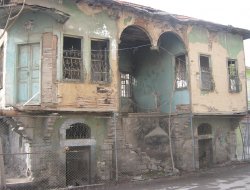 Tarihi Konak Can Çekişiyor