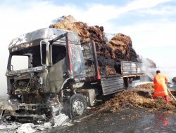 Saman Yüklü Tır Alev Topuna Döndü