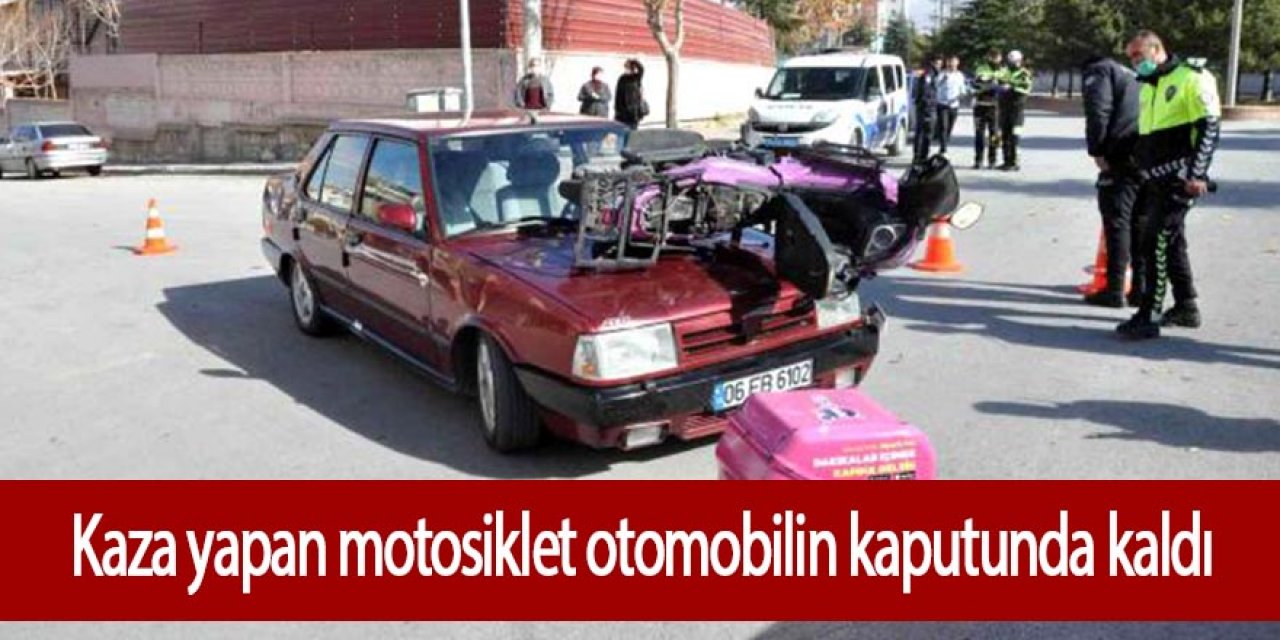 Kaza yapan motosiklet otomobilin kaputunda böyle kaldı