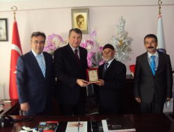 Hayırsever Memduh Şanlıtürk’e plaket