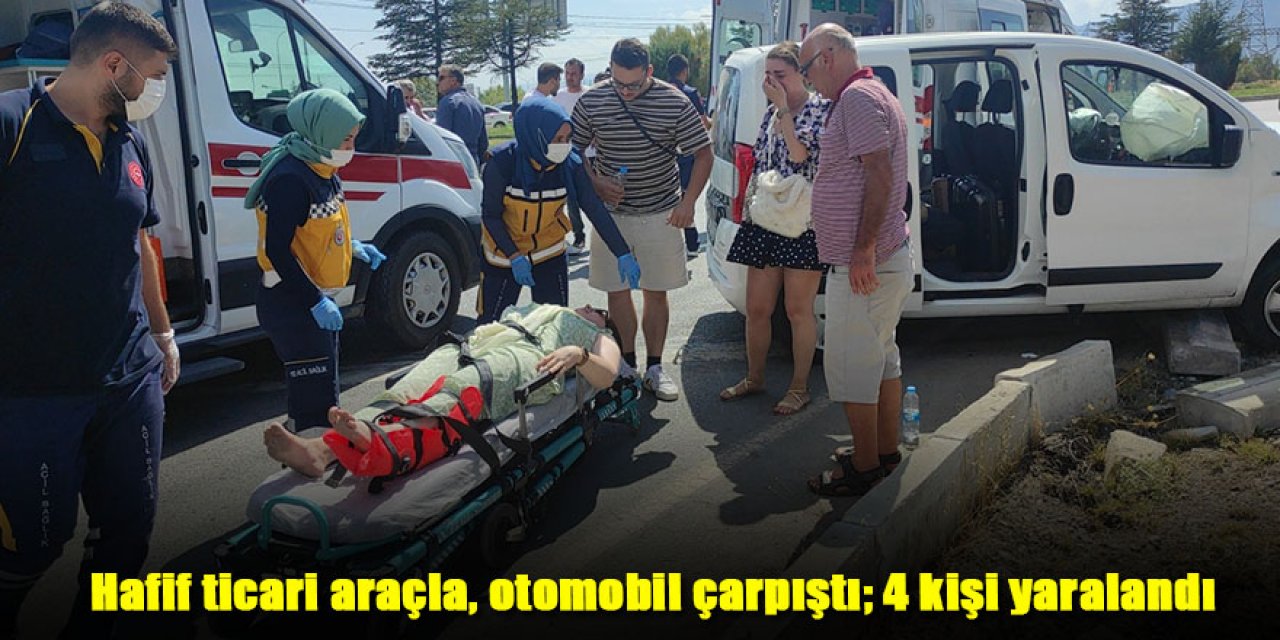 Hafif ticari araçla, otomobil çarpıştı; 4 turist yaralandı