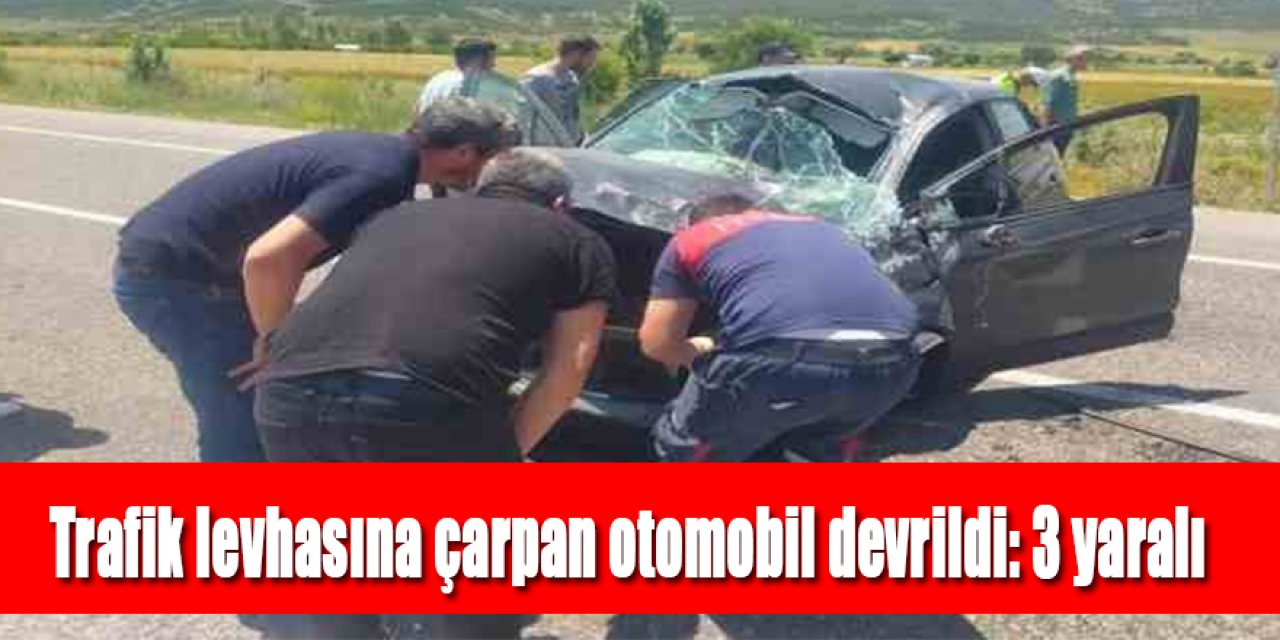 Trafik levhasına çarpan otomobil devrildi: 3 yaralı