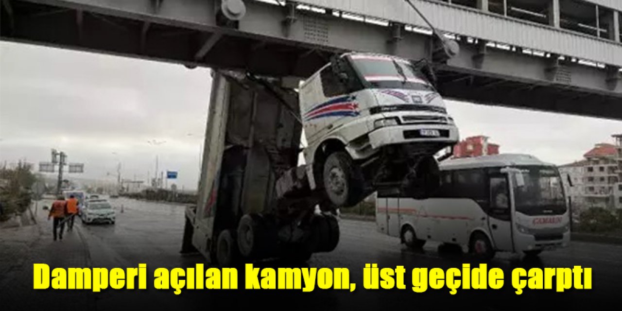 Damperi açılan kamyon, üst geçide çarptı